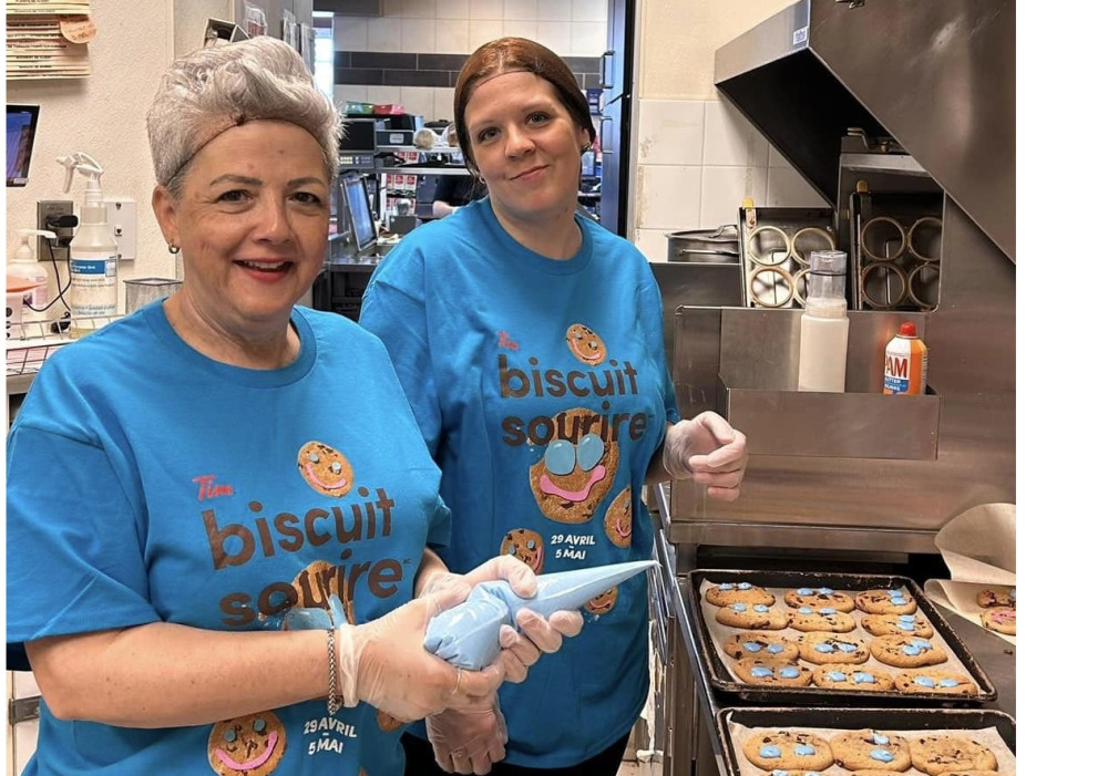 Aide à la confection de biscuits sourires aux profits de Centraide Mauricie. 